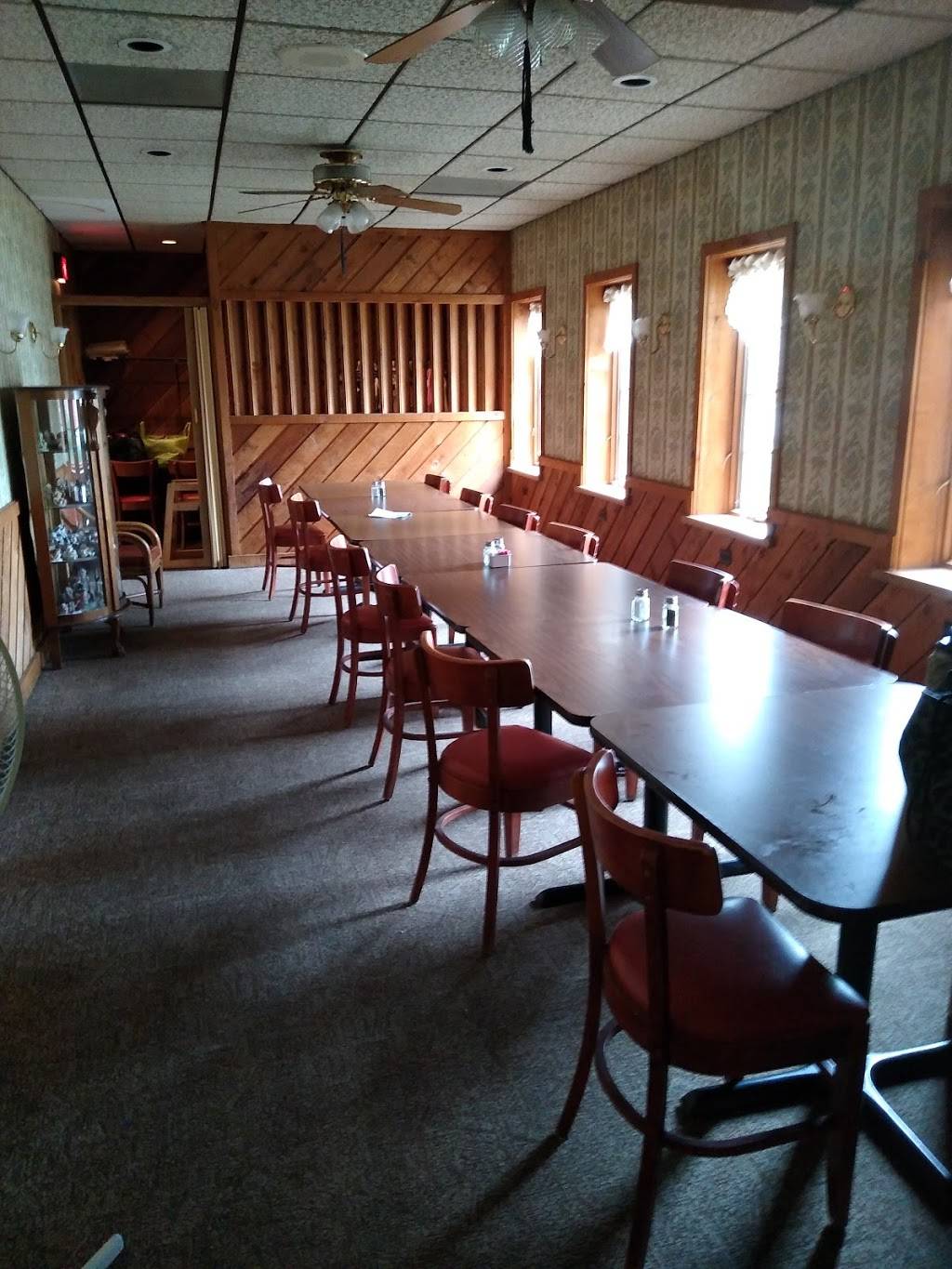 TJ’s Village Restaurant | restaurant | 117 N Walnut St, Gnadenhutten, OH 44629, USA | 7405614067 OR +1 740-561-4067