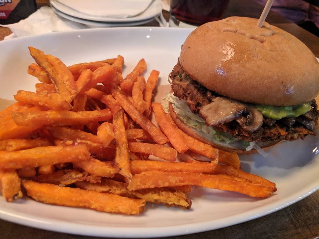 Fionn MacCools | meal takeaway | 547 Cundles Rd E, Barrie, ON L4M 0G9, Canada | 7059860150 OR +1 705-986-0150