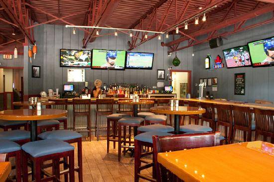 Pluckers | restaurant | 1010 Downsview Dr, Burlington, ON L7T 4H8, Canada | 2893379454 OR +1 289-337-9454