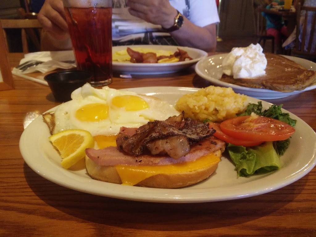 Cracker Barrel Old Country Store | restaurant | 2101 N Kenyon Rd, Urbana, IL 61802, USA | 2173449087 OR +1 217-344-9087