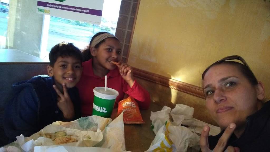 Subway | restaurant | 1122 W Holmes Rd, Lansing, MI 48910, USA | 5173932996 OR +1 517-393-2996