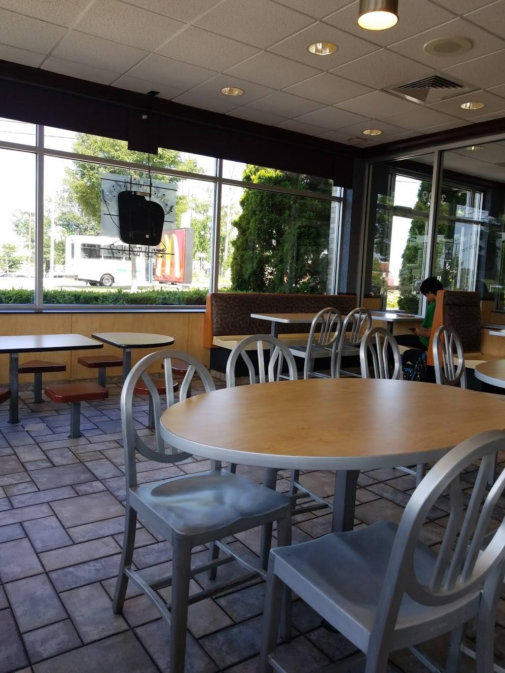 McDonalds | meal takeaway | 3009 Gallows Rd, Falls Church, VA 22042, USA | 7035733049 OR +1 703-573-3049