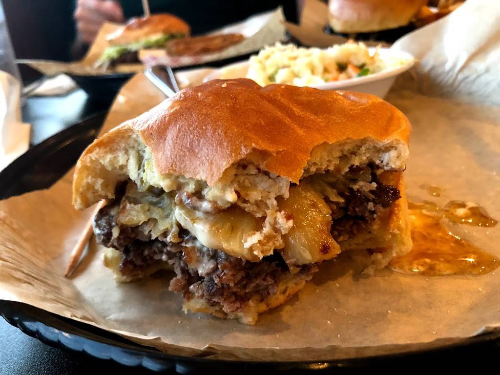 Mamo Burger Bar | restaurant | 13430 Tecumseh Rd E, Tecumseh, ON N8N 3N7, Canada | 5197353999 OR +1 519-735-3999