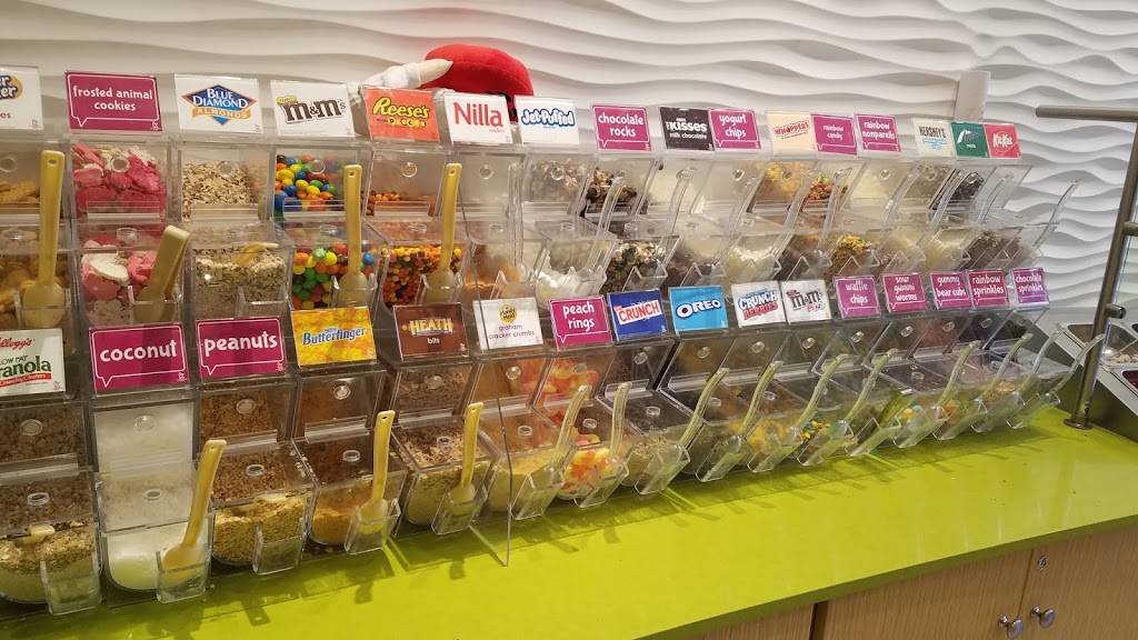 Menchies Frozen Yogurt | bakery | 268 Patriot Pl, Foxborough, MA 02035, USA | 5085438000 OR +1 508-543-8000