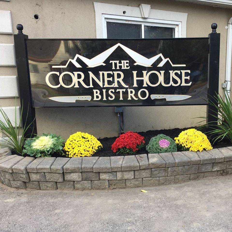 The Corner House Bistro | restaurant | 240 Church St, Keswick, ON L4P 3C9, Canada | 9054764800 OR +1 905-476-4800