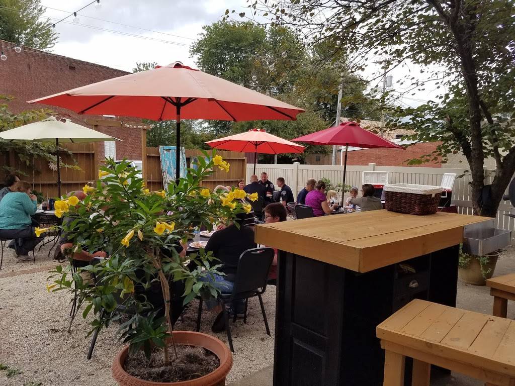 Old School Cafe and Bakery | restaurant | 304 E 4th St, Huntingburg, IN 47542, USA | 8126834392 OR +1 812-683-4392