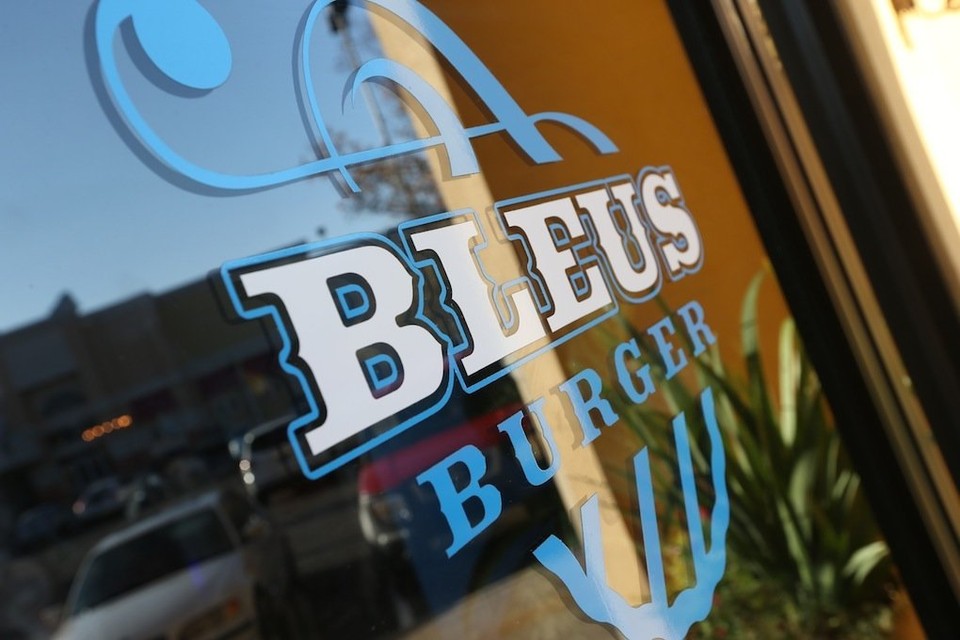 Bleus Burger Restaurant, Bar, and Food Truck | restaurant | 3800 Gulf Shores Pkwy #240, Gulf Shores, AL 36542, USA | 2519482538 OR +1 251-948-2538