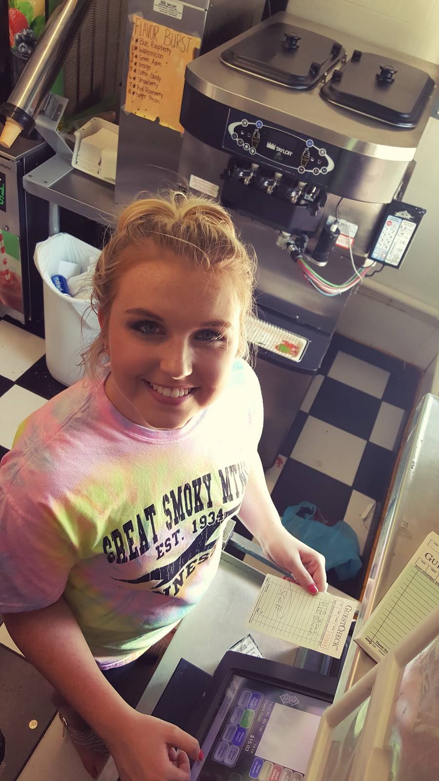 Warfield Dairy Bar | restaurant | 68 Riverfront Road, Warfield, KY 41267, USA | 6063956060 OR +1 606-395-6060