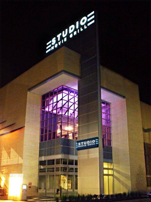 Studio Movie Grill | restaurant | 822 Town and Country Blvd, Houston, TX 77024, USA | 7134614449 OR +1 713-461-4449