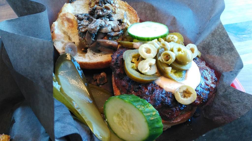 Woodys Burgers | restaurant | 3795 Lake Shore Blvd W, Etobicoke, ON M8W 1R2, Canada | 4165462093 OR +1 416-546-2093