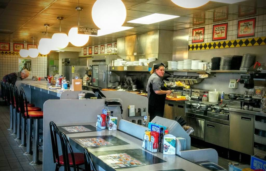 Waffle House | meal takeaway | 901 Lew Dewitt Blvd, Waynesboro, VA 22980, USA | 5409436814 OR +1 540-943-6814