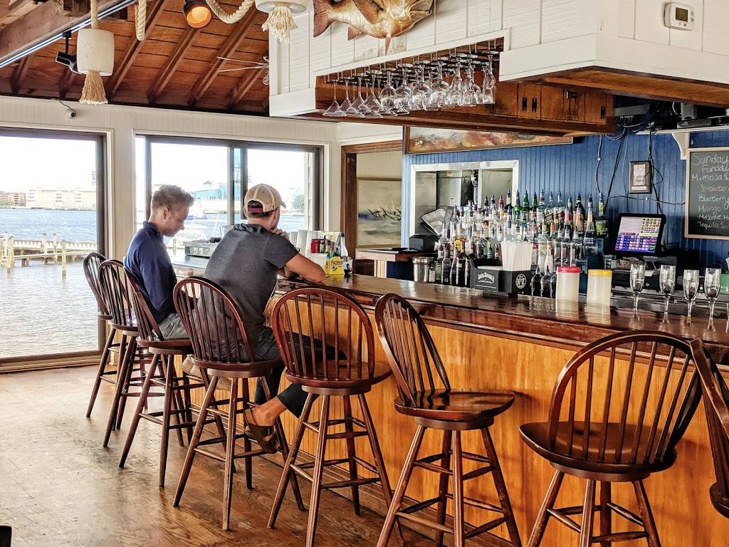 Fish & Slips Marina Raw Bar & Grill | restaurant | 10 Crawford Pkwy, Portsmouth, VA 23704, USA | 7579986631 OR +1 757-998-6631