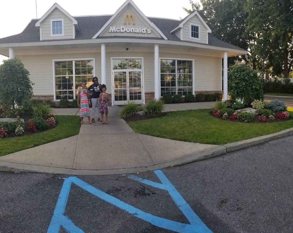 McDonalds | cafe | 121 Merrick Rd, Lynbrook, NY 11563, USA | 5165935356 OR +1 516-593-5356