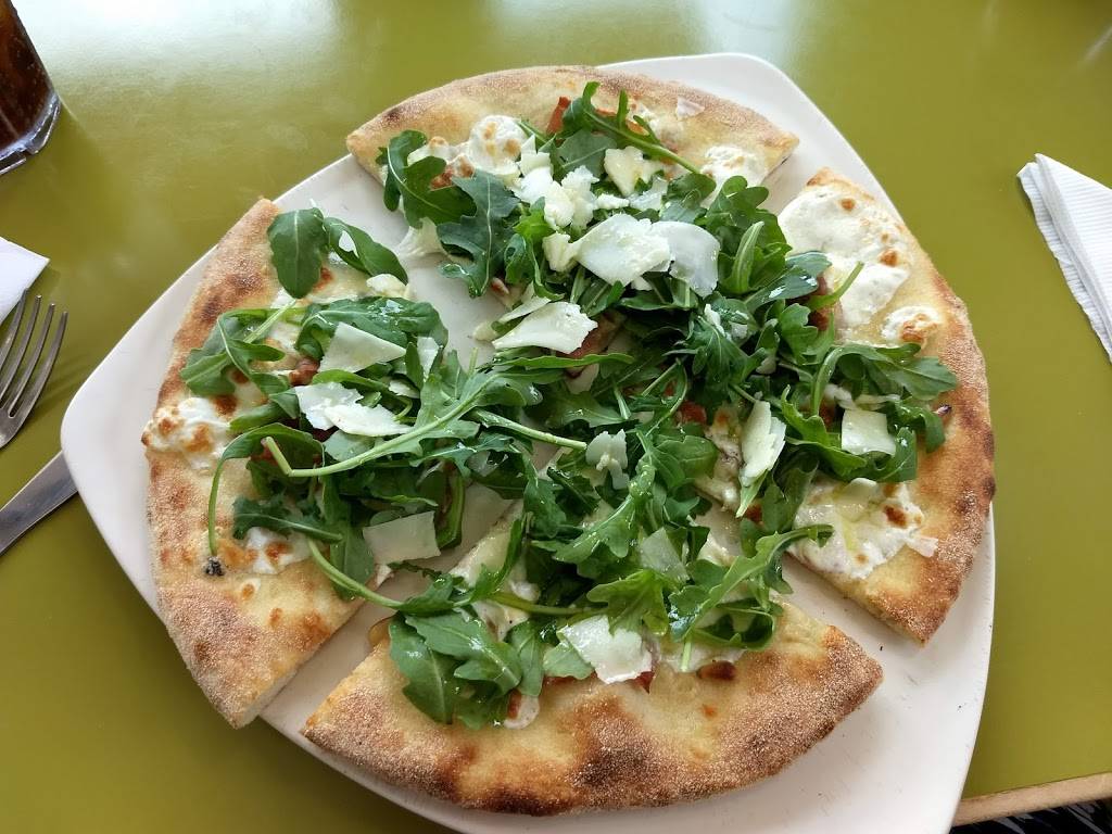 Flippers Pizzeria | meal delivery | 4498 N Alafaya Trail, Orlando, FL 32826, USA | 4072439797 OR +1 407-243-9797