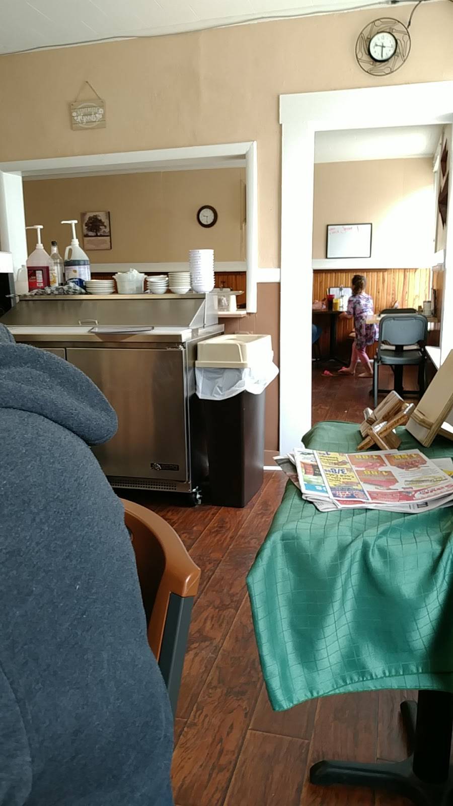 Greens Fork Family Diner | restaurant | 17 E Pearl St, Greens Fork, IN 47345, USA | 7658864663 OR +1 765-886-4663