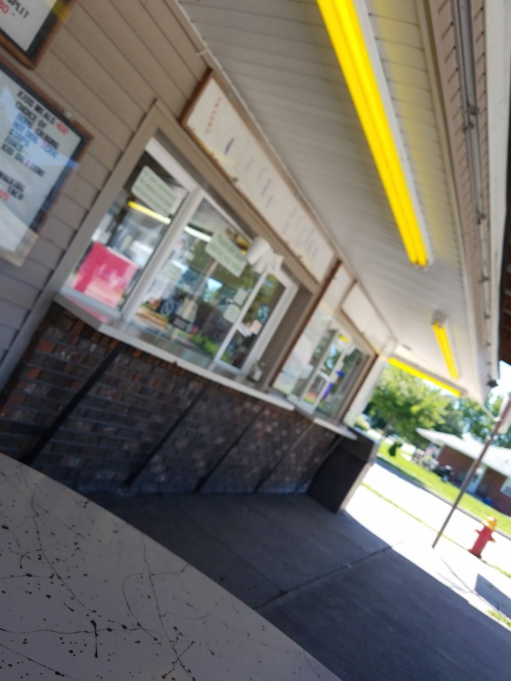 Dortees Drive In | restaurant | 1101 N Harrison St, Alexandria, IN 46001, USA | 7657242770 OR +1 765-724-2770