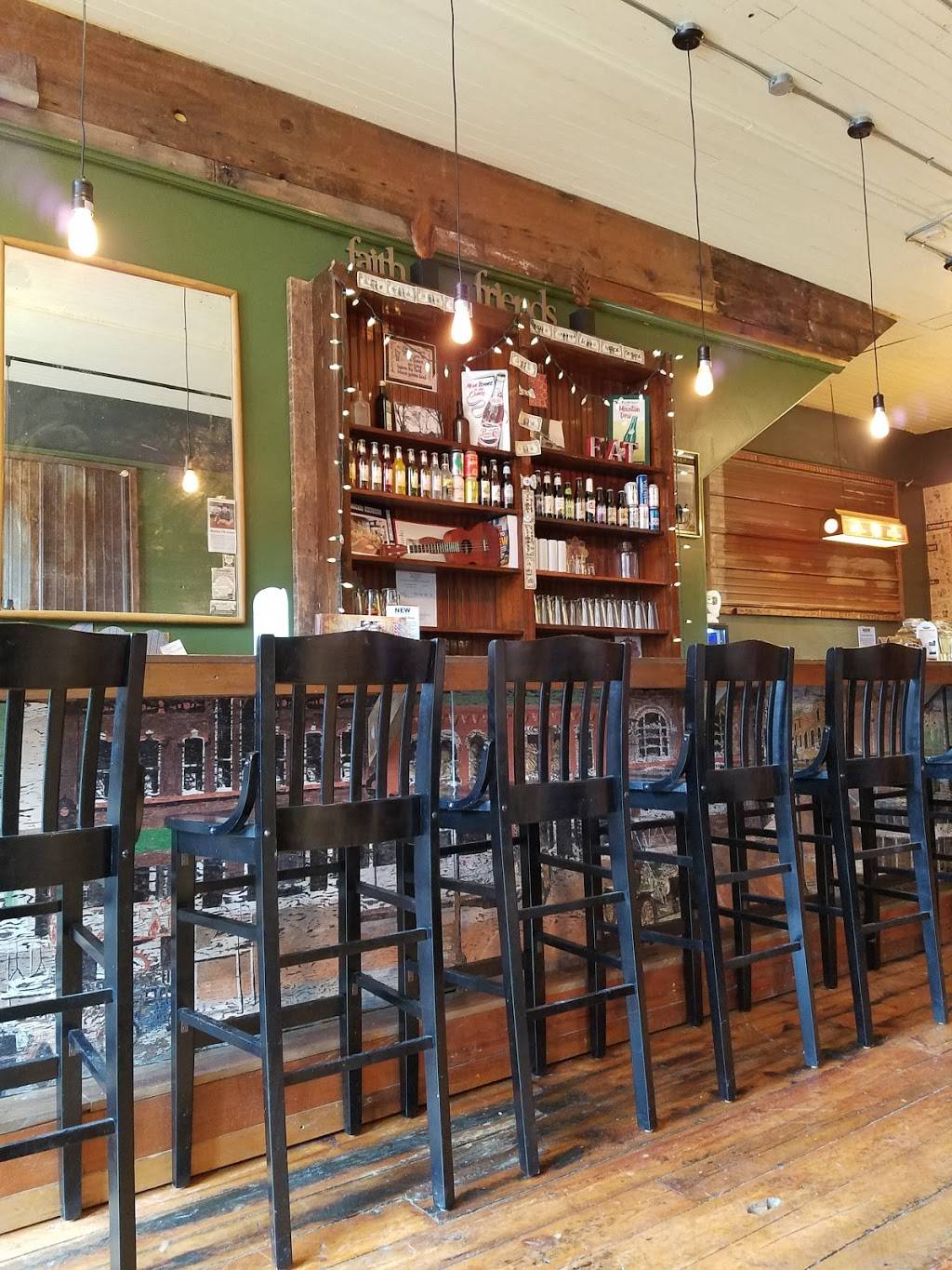 Muddy Waters Pizza Pub | restaurant | 207 W Blackhawk Ave, Prairie du Chien, WI 53821, USA | 6083801283 OR +1 608-380-1283