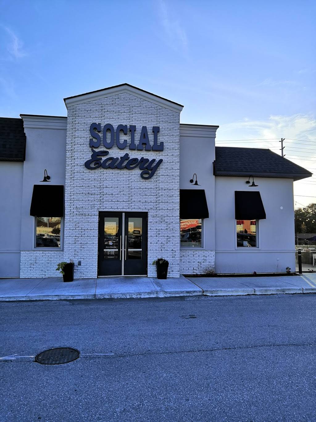 Social Eatery | restaurant | 6610 Meadowvale Town Centre Cir, Mississauga, ON L5N 4B7, Canada | 9055427007 OR +1 905-542-7007