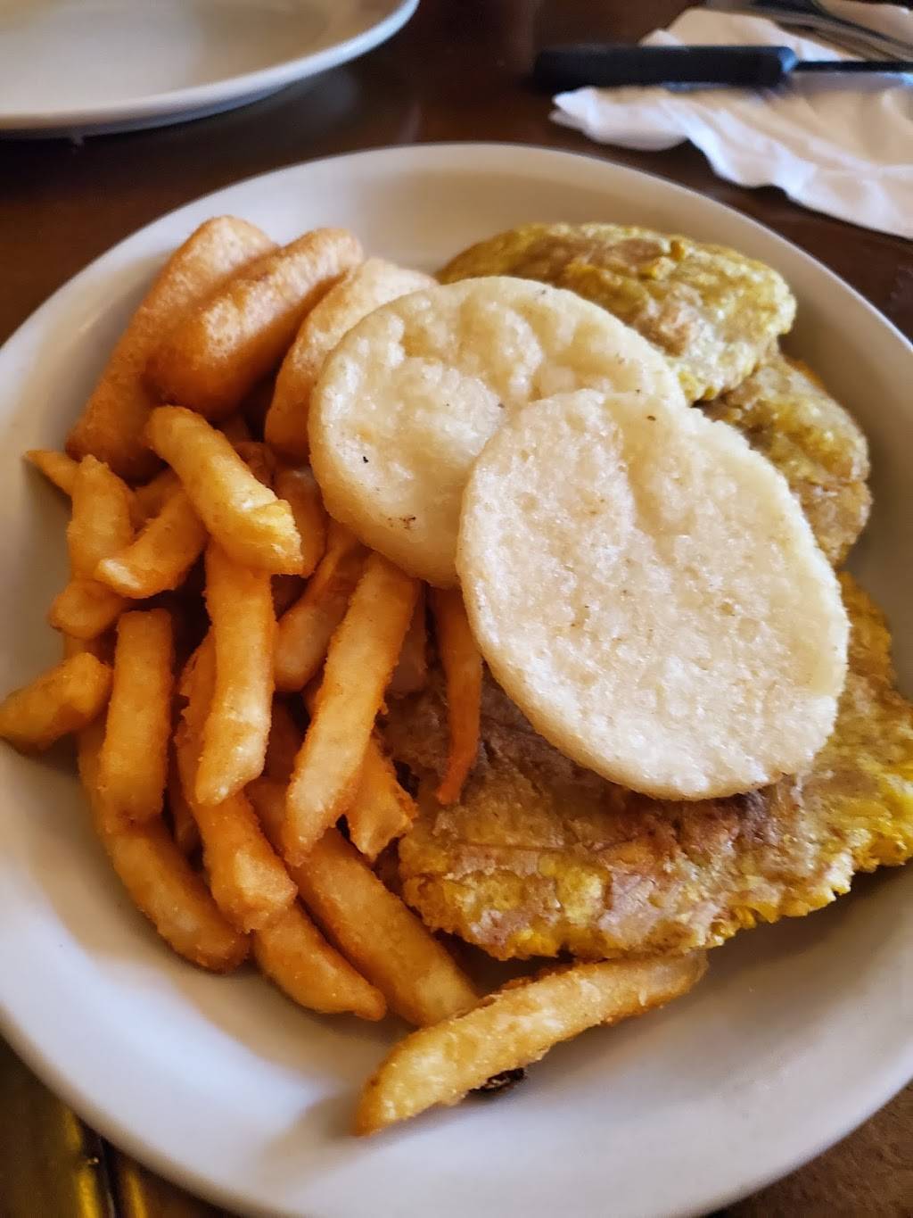 La Casona Restaurant | restaurant | 768 Broad St, Central Falls, RI 02863, USA | 4017270002 OR +1 401-727-0002