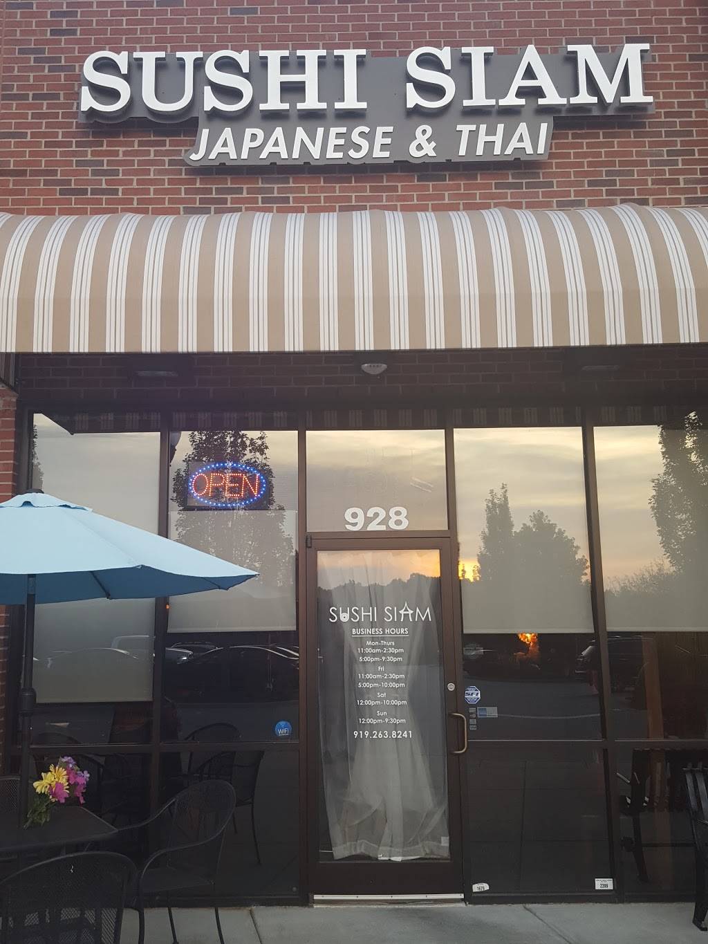 Sushi Siam | restaurant | 928 Gateway Commons Cir, Wake Forest, NC 27587, USA | 9192638241 OR +1 919-263-8241