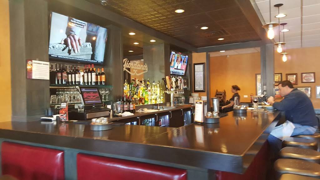 Giordanos | restaurant | 9415 W Higgins Rd, Rosemont, IL 60018, USA | 8472922600 OR +1 847-292-2600