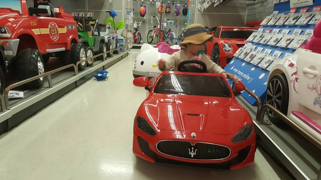 Roscoe Square | shopping mall | 3330 N Western Ave, Chicago, IL 60618, USA | 6306452800 OR +1 630-645-2800