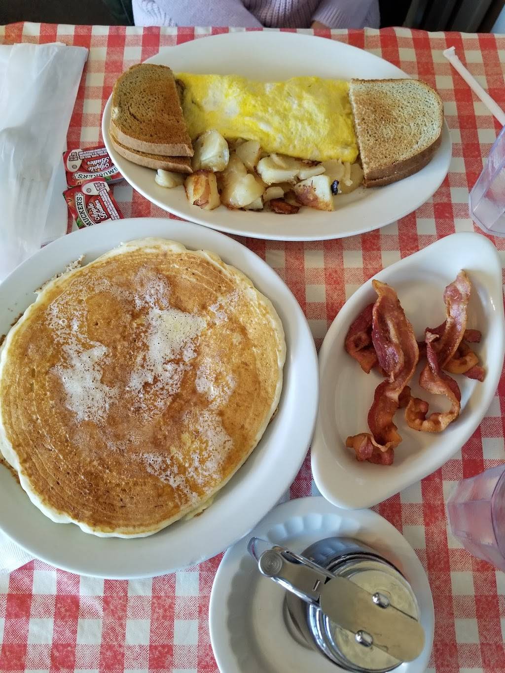 Candys Diner | restaurant | 21874 Old Valley Pike, Woodstock, VA 22664, USA | 5404594292 OR +1 540-459-4292