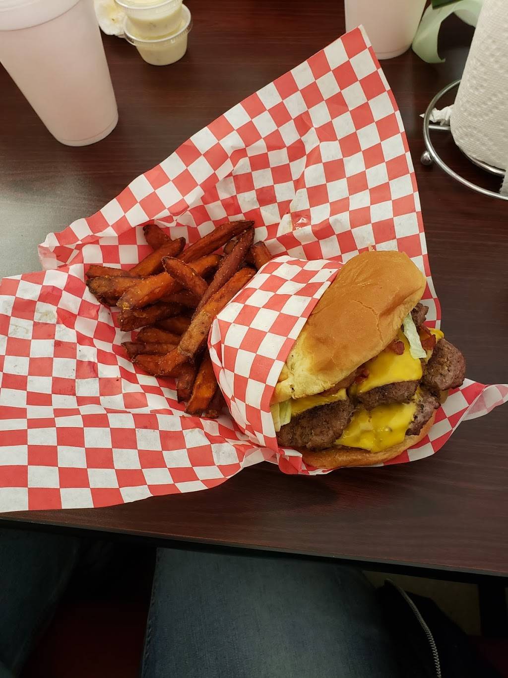 World Class Cheeseburgers | restaurant | 361 College Ave, Clemson, SC 29631, USA | 8647225544 OR +1 864-722-5544