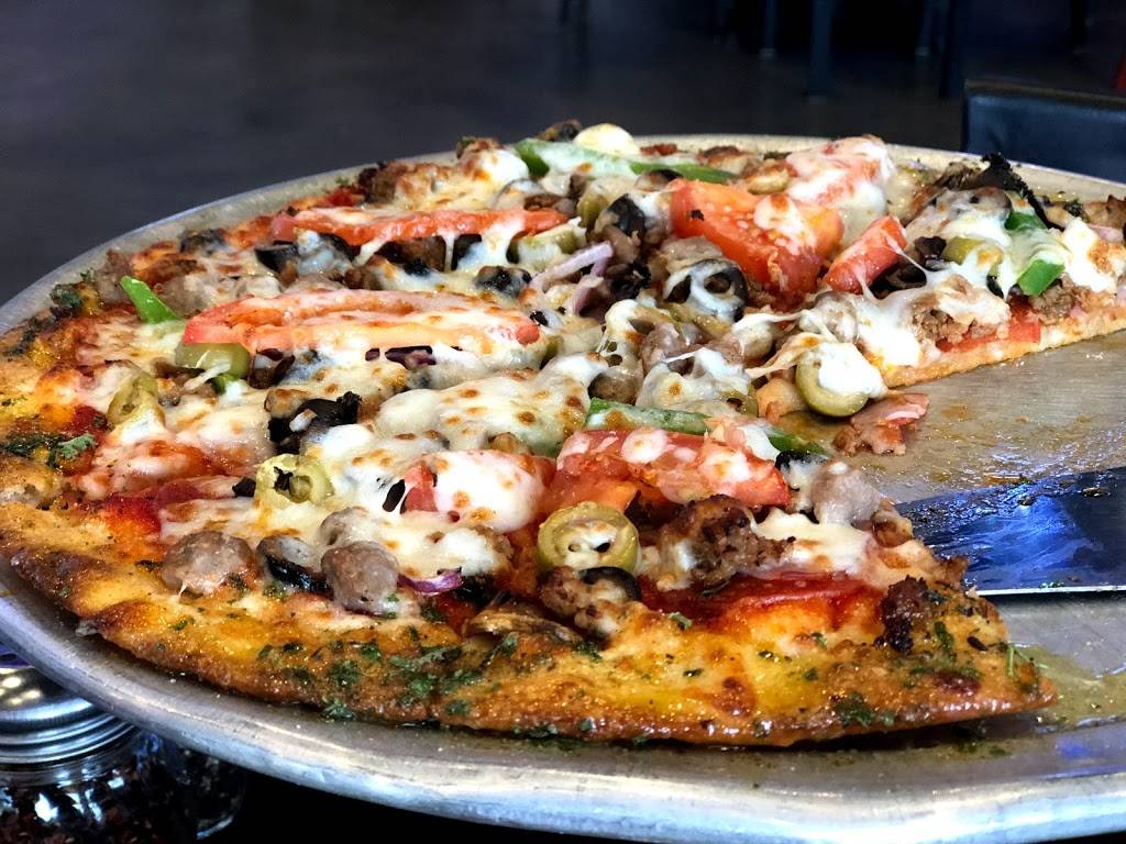 Center Court Pizza & Brew | restaurant | 810 Dixie Dr M, Clute, TX 77531, USA | 9792652700 OR +1 979-265-2700