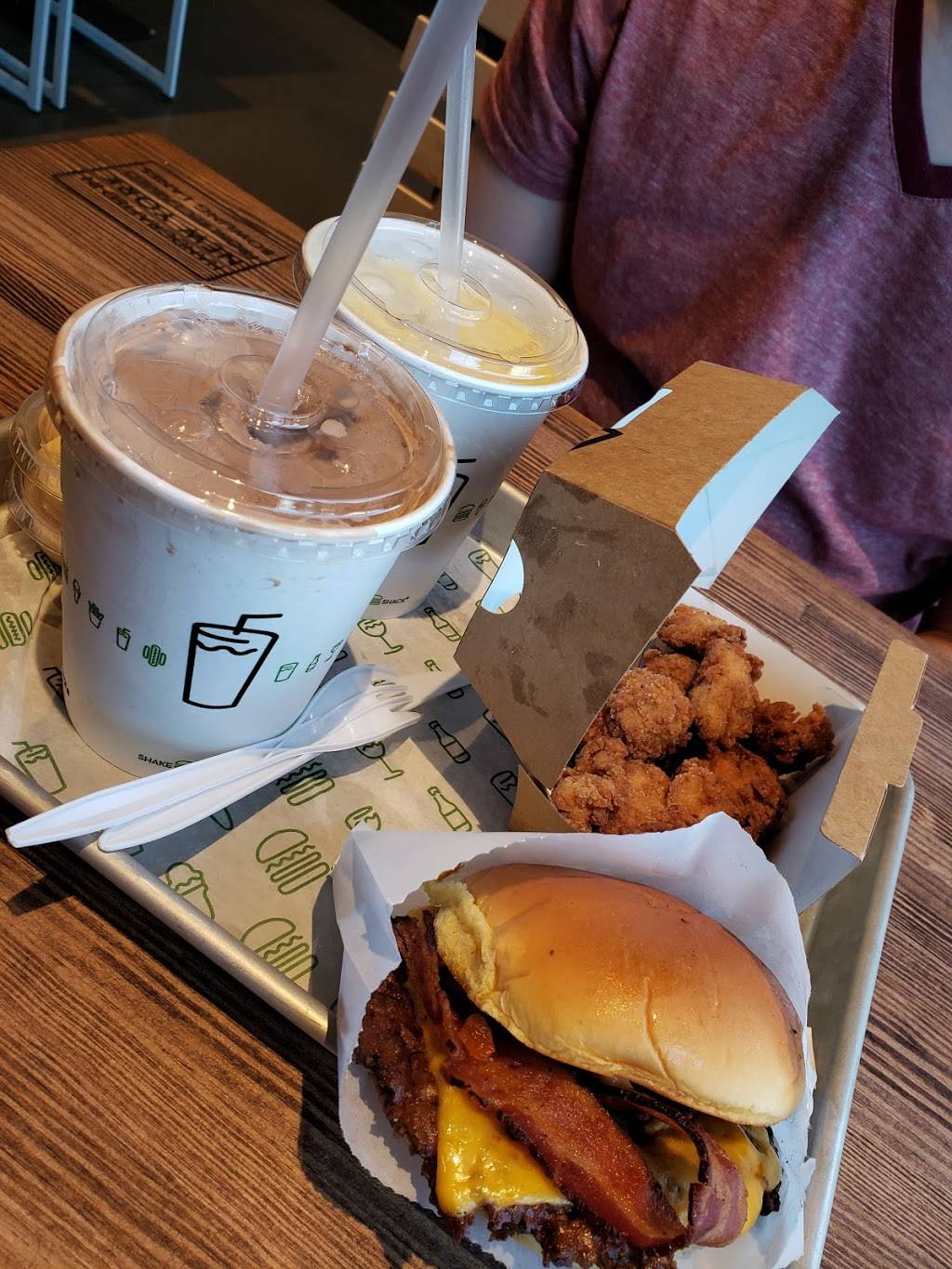 Shake Shack | restaurant | 200 Summit Blvd Suite 100, Birmingham, AL 35243, USA | 2053542771 OR +1 205-354-2771
