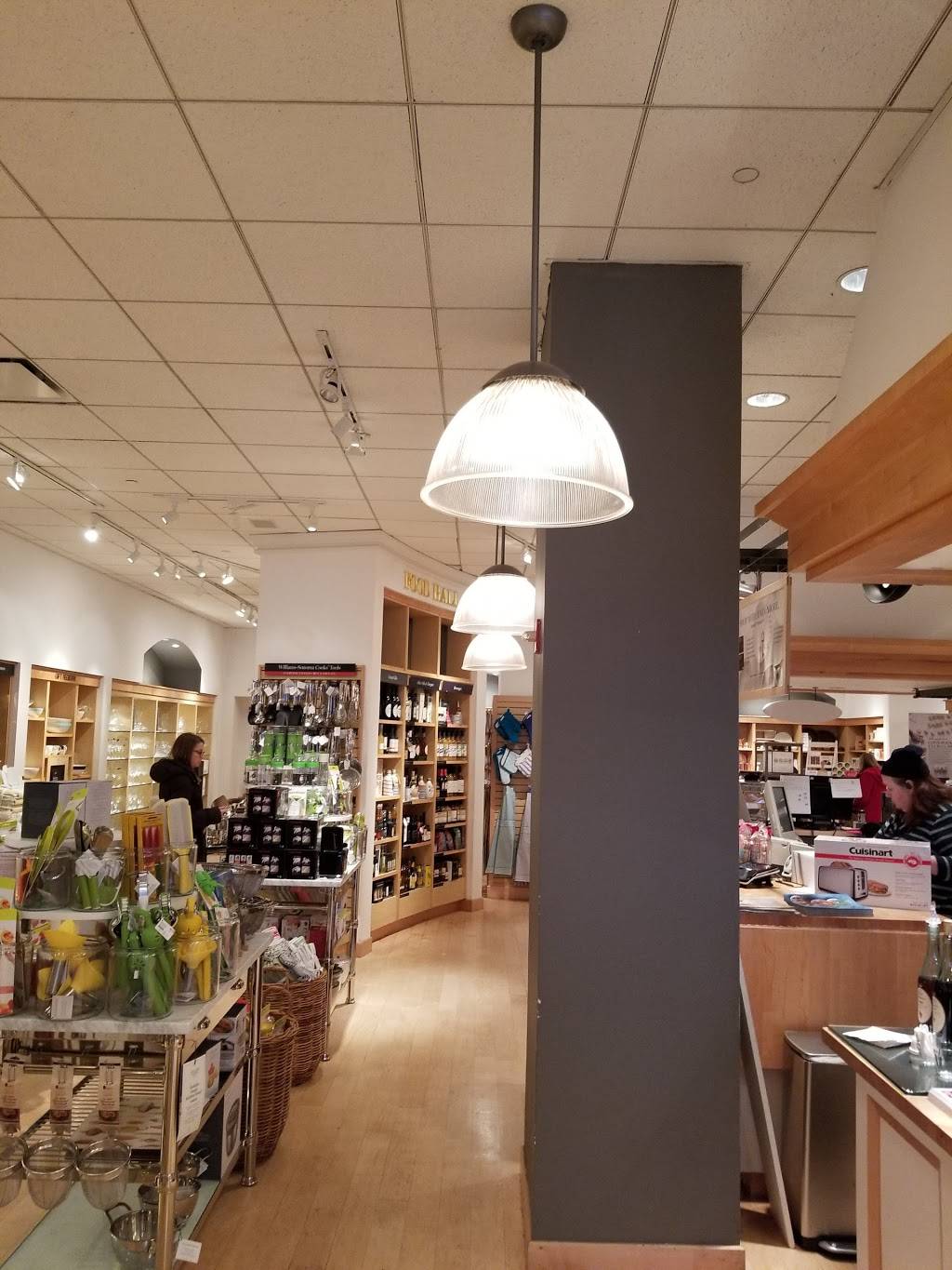 Market Common Clarendon | shopping mall | 2800 Clarendon Blvd, Arlington, VA 22201, USA | 7034424300 OR +1 703-442-4300