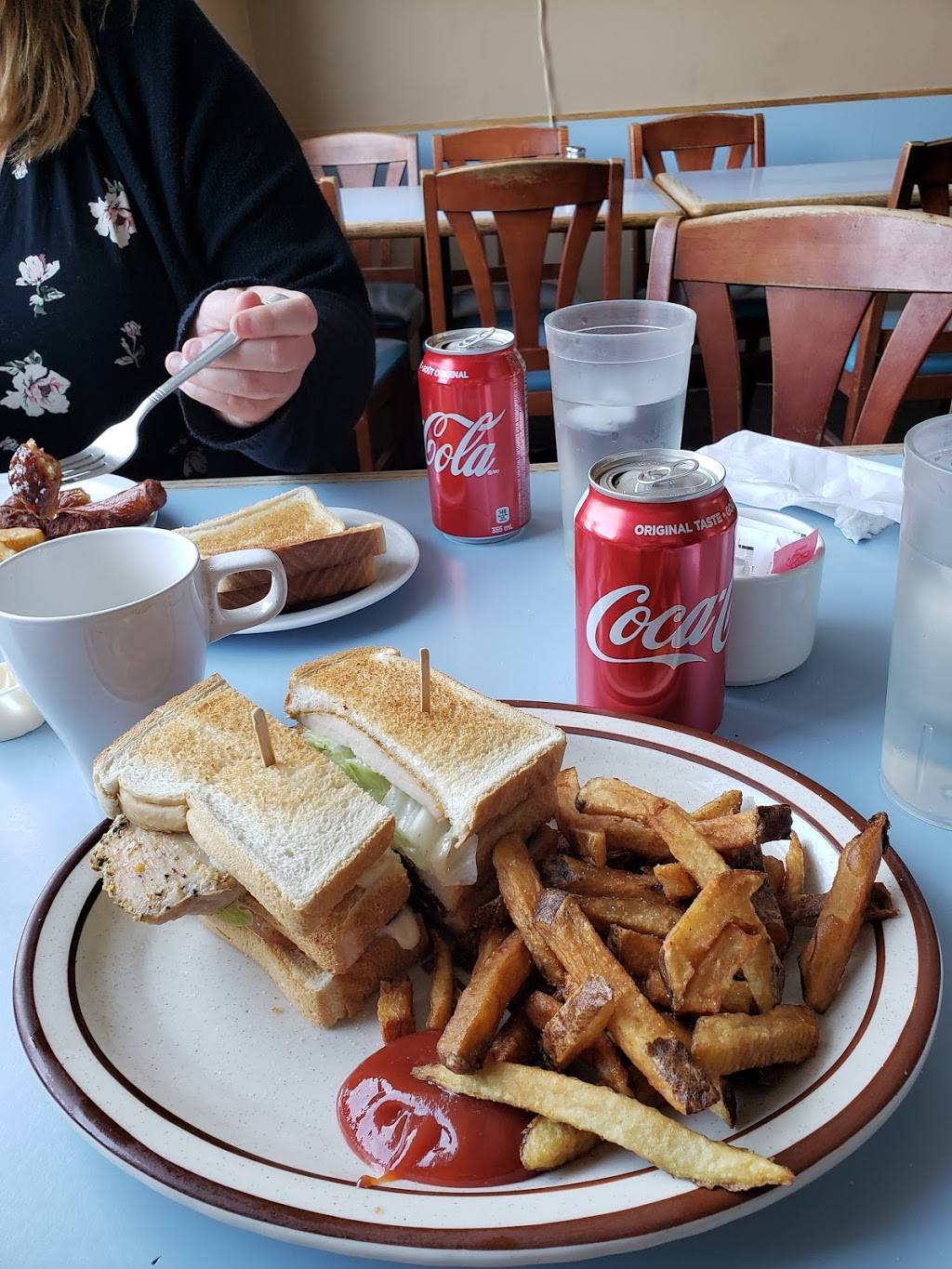 Jodies Restaurant | restaurant | 331 Horner Ave, Toronto, ON M8W 1Z6, Canada | 4162555552 OR +1 416-255-5552