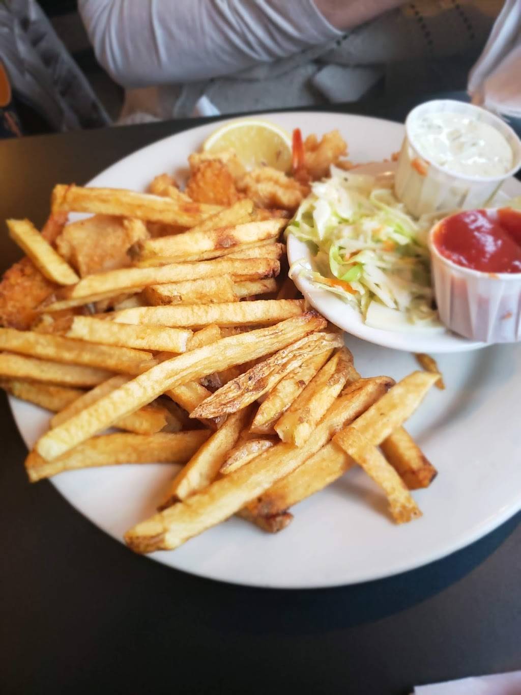 Jakes On the Lake | restaurant | 32485 Lake Rd, Avon Lake, OH 44012, USA | 4409338304 OR +1 440-933-8304