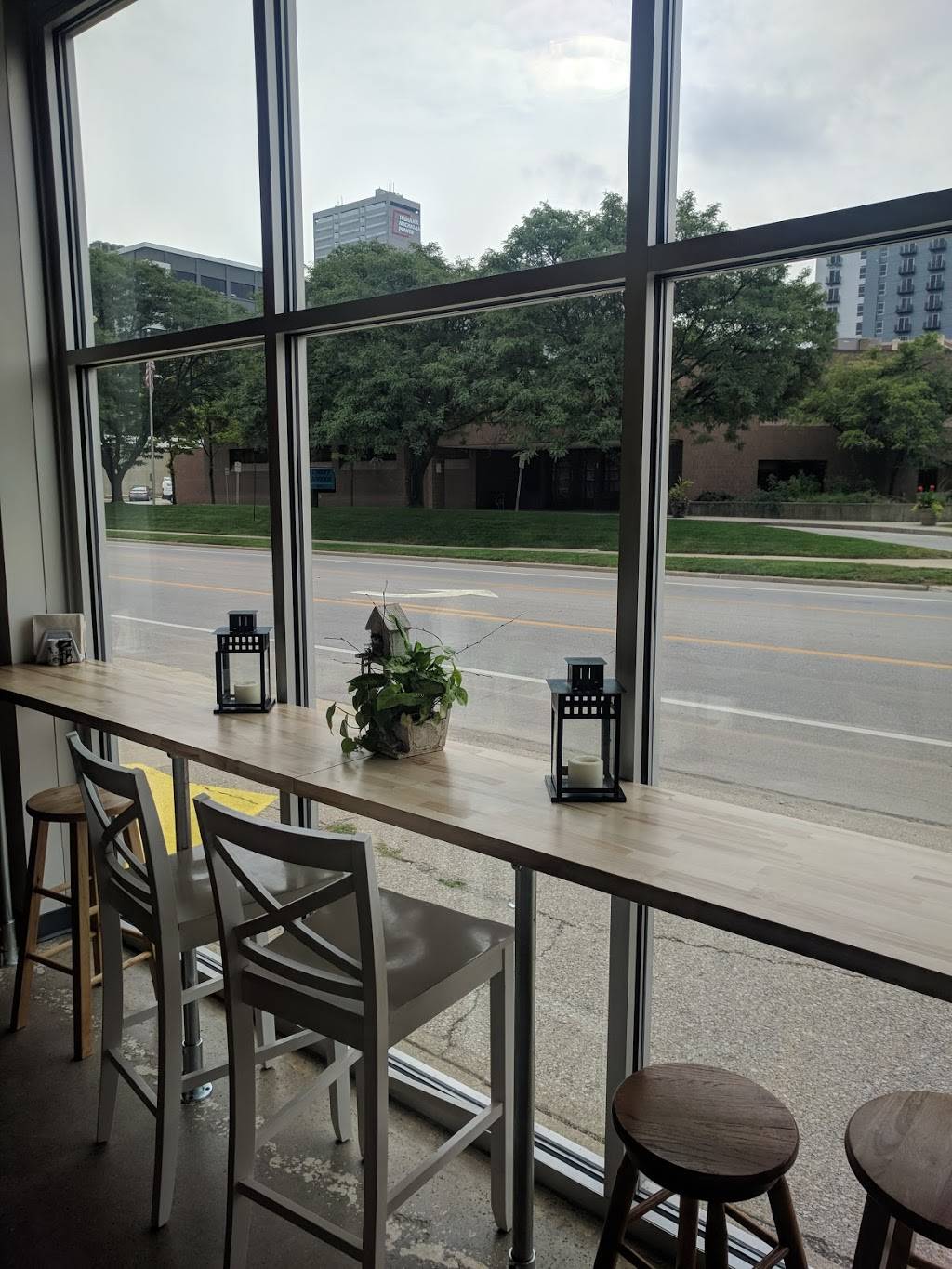 Lindis Eatery | restaurant | 256 W Main St, Fort Wayne, IN 46802, USA | 2604224343 OR +1 260-422-4343