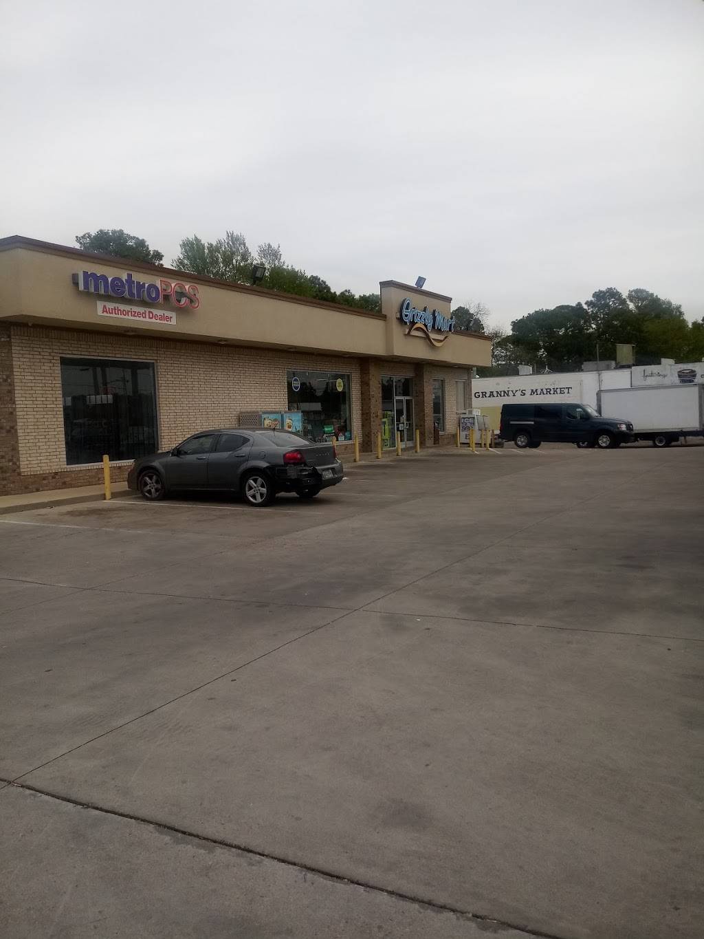 Grizzly Mart | restaurant | 1700 E Holmes Rd, Memphis, TN 38116, USA | 9013323300 OR +1 901-332-3300