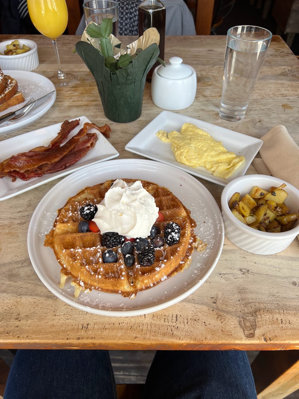 Sema’J’s Bistro & Bar | restaurant | 289 St Aubin St, Detroit, MI 48207, USA | 5862726580 OR +1 586-272-6580