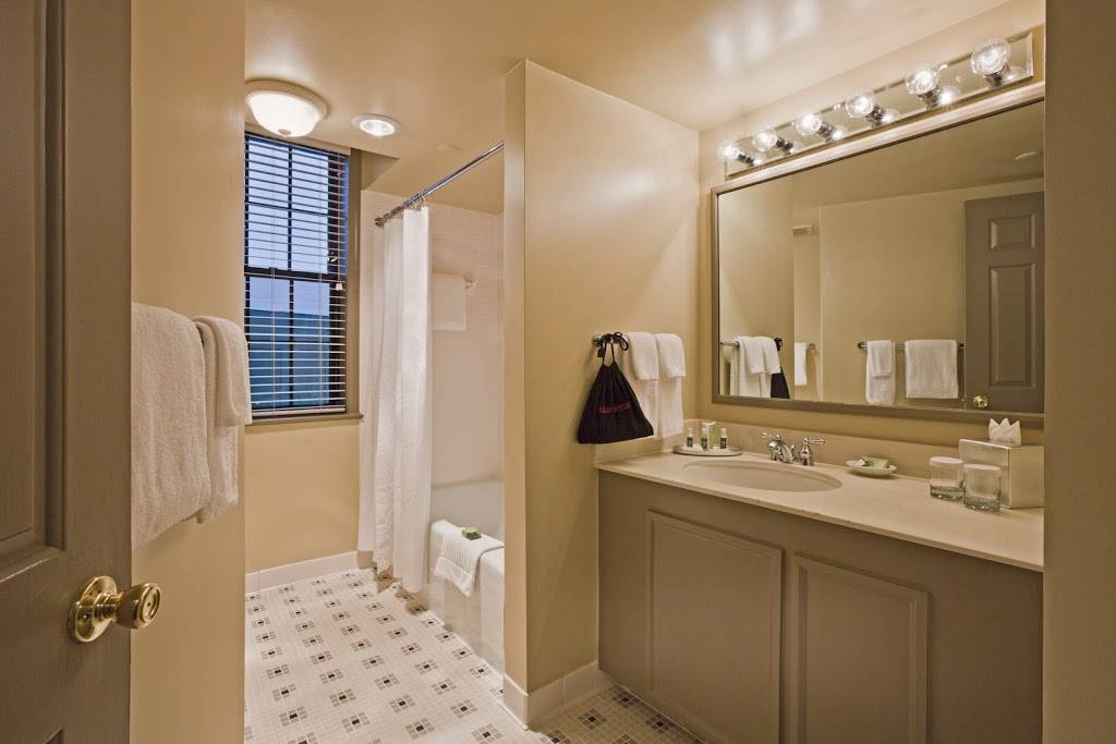 The Henley Park Hotel | restaurant | 926 Massachusetts Ave NW, Washington, DC 20001, USA | 2026385200 OR +1 202-638-5200