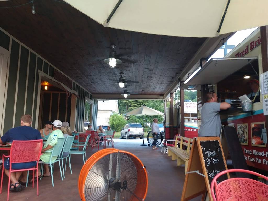 Dominics Truck & Dine | restaurant | 340 Gilmer Ferry Rd, Ball Ground, GA 30107, USA | 6784543463 OR +1 678-454-3463