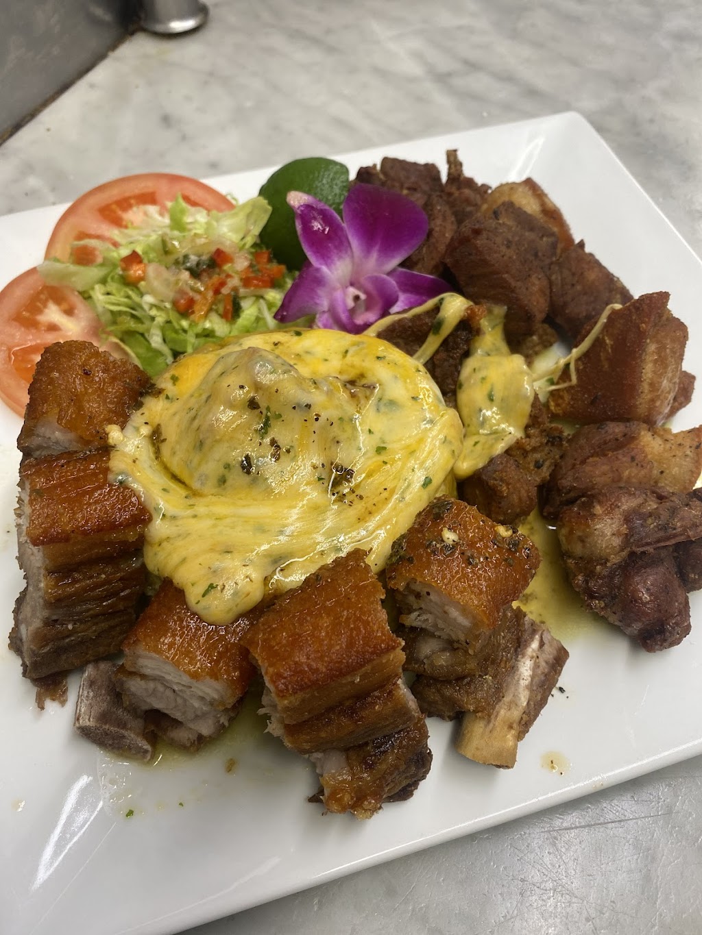 La Manta Restaurant | restaurant | 1230 Thomaston Ave, Waterbury, CT 06704, USA | 2035276402 OR +1 203-527-6402