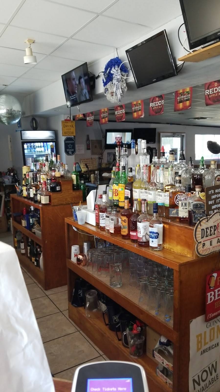 The CORNER LOUNGE | restaurant | 105 Crain Hwy, Upper Marlboro, MD 20774, USA | 3012493841 OR +1 301-249-3841