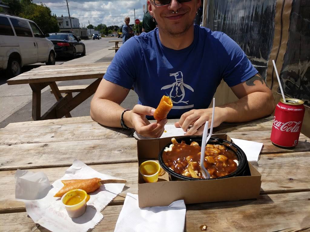 Ga-Ga Patates | restaurant | 1123 Rue Saint-Louis, Gatineau, QC J8T 2R8, Canada | 8195687034 OR +1 819-568-7034