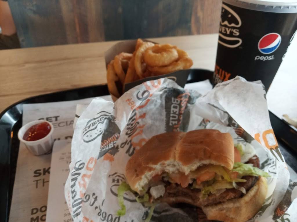 Harveys | restaurant | 24398 Woodbine Ave RR#2, Keswick, ON L4P 3E9, Canada | 9054765667 OR +1 905-476-5667