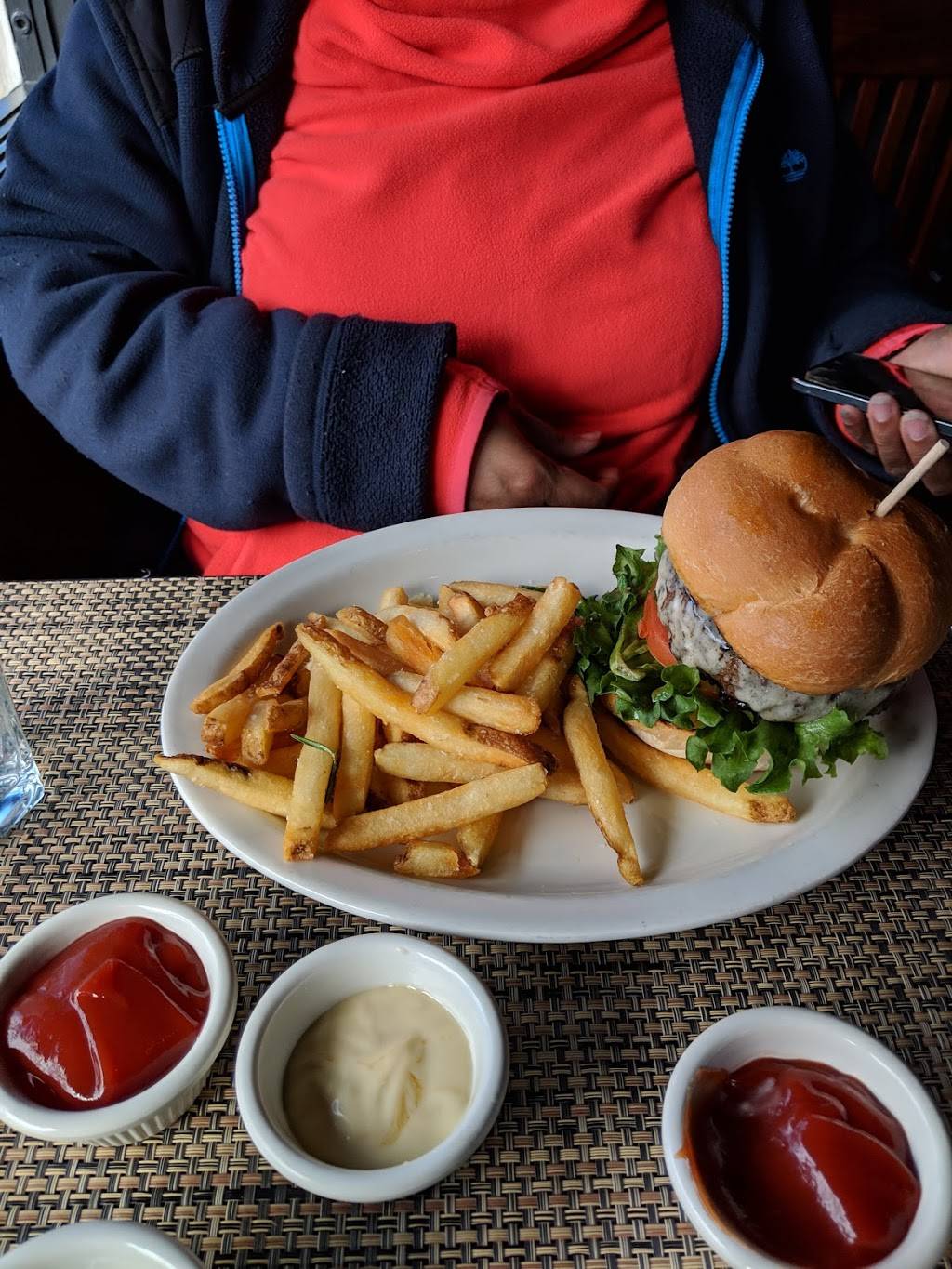 Warrens Spirited Kitchen | restaurant | 14614 E Park St, Burton, OH 44021, USA | 4402738100 OR +1 440-273-8100