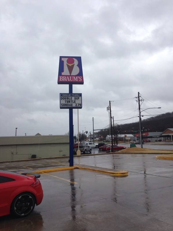 Braums Ice Cream & Burger Restaurant | restaurant | 2511 N College Ave, Fayetteville, AR 72703, USA | 4794448245 OR +1 479-444-8245