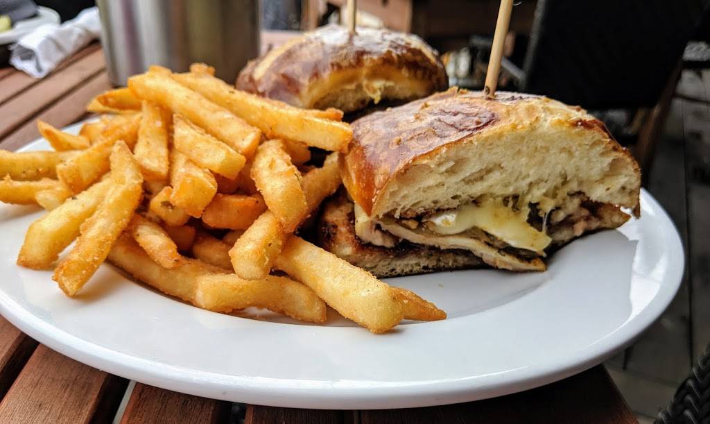 Chandler Hill Winery | restaurant | 596 Defiance Rd, Defiance, MO 63341, USA | 6367982675 OR +1 636-798-2675