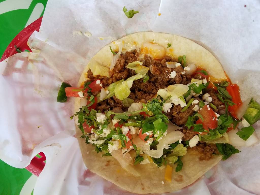 Fuzzys Taco Shop | restaurant | 2614 SW 17th St, Topeka, KS 66604, USA | 7857308090 OR +1 785-730-8090