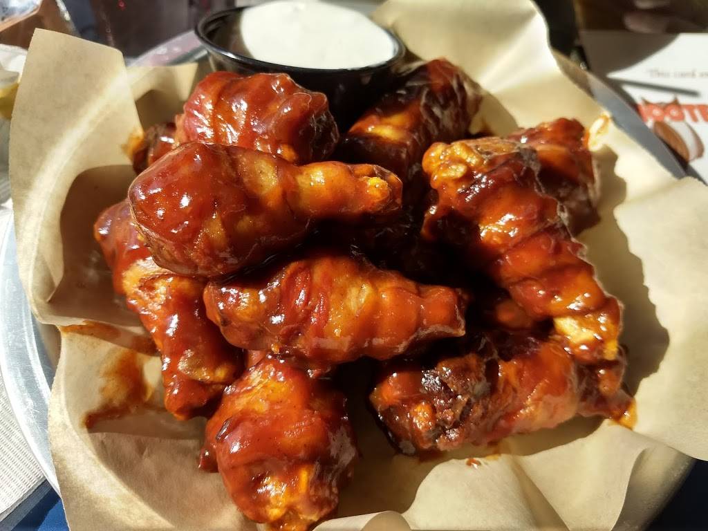 Hooters | restaurant | 10355 Canal Crossing, Brunswick, GA 31525, USA | 9125743800 OR +1 912-574-3800