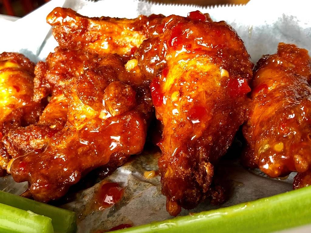 305 Lounge & Eatery | night club | 305 N Main St, Hendersonville, NC 28792, USA | 8285959656 OR +1 828-595-9656