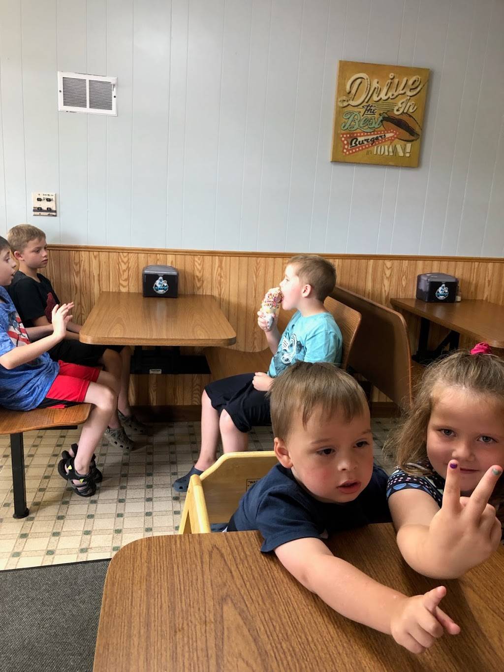 Yetis Drive-In | restaurant | 104 E Pioneer St, Crandon, WI 54520, USA | 7154785430 OR +1 715-478-5430