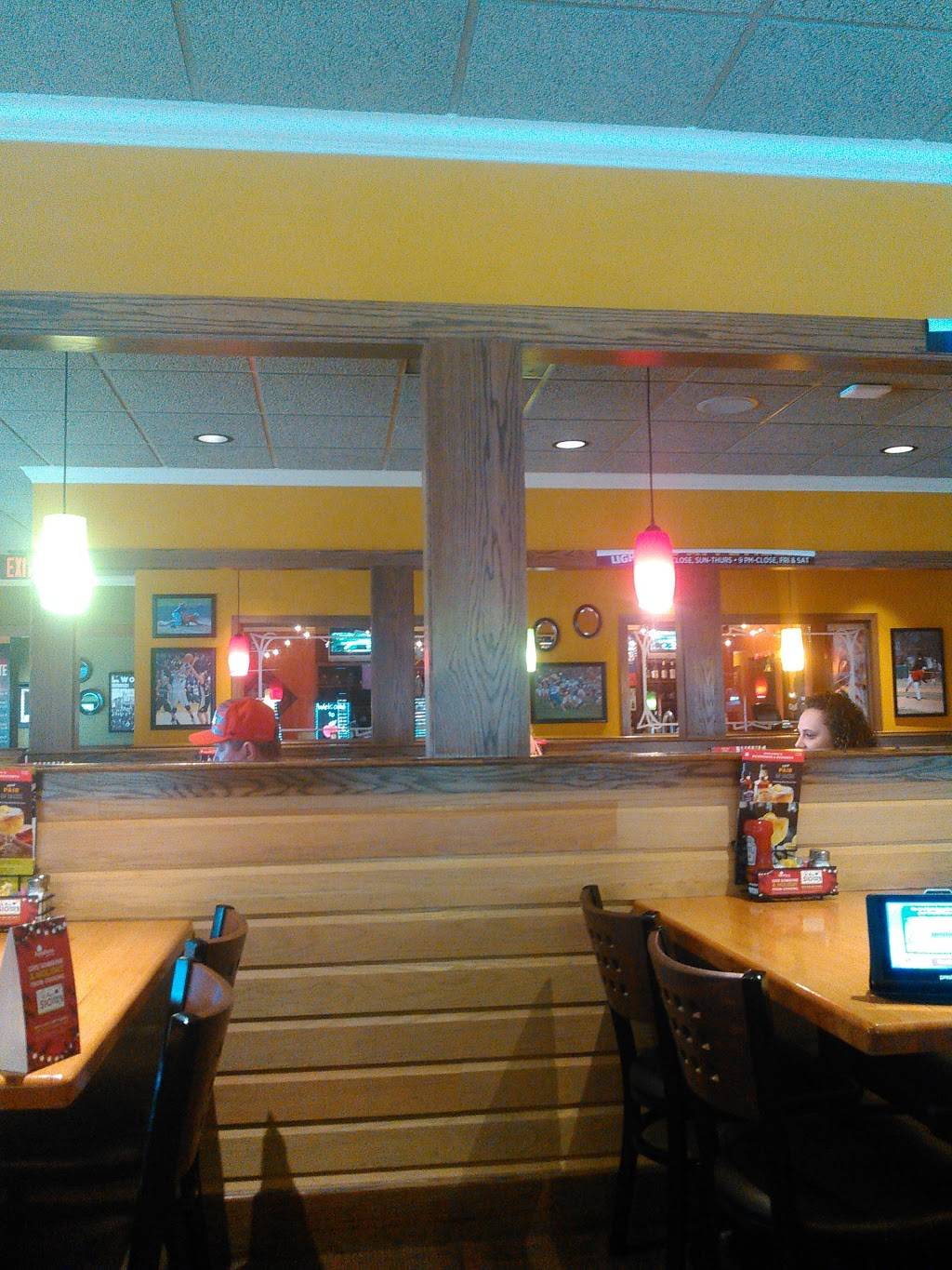 Applebees Grill + Bar | restaurant | 1921 Vaughn Rd, Wood River, IL 62095, USA | 6182581051 OR +1 618-258-1051